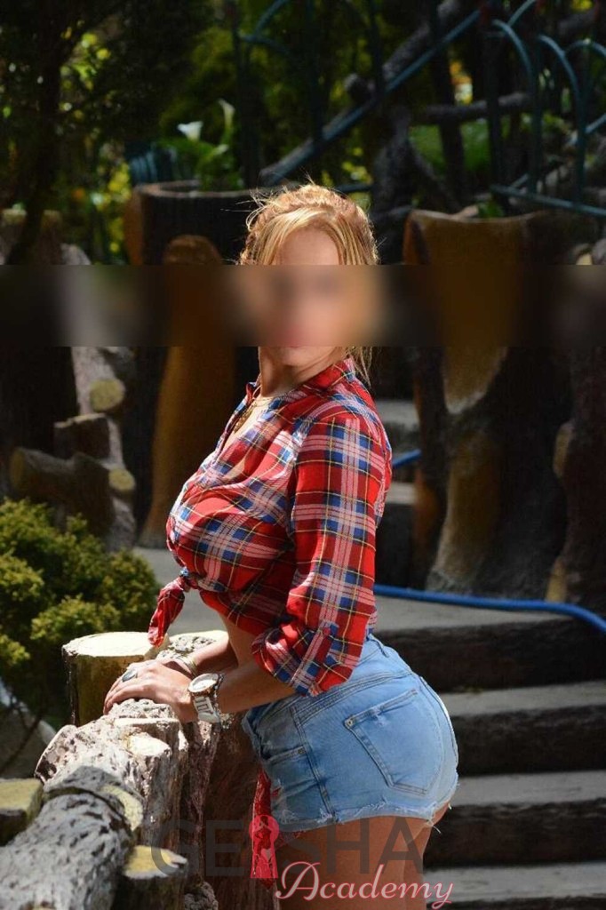 MatureJudy 5'3 or under(160cm),Bisexual,Blonde,German,African