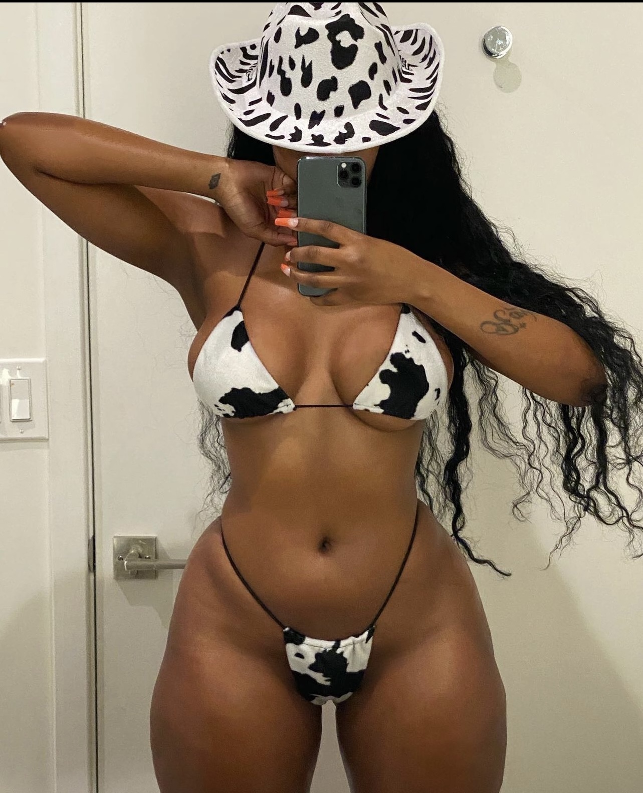 EllaTOYBABE10 Bisexual,Tall,Black,Thai,Disabled